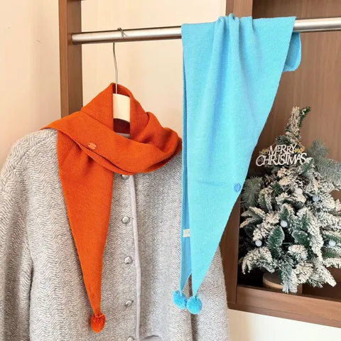 Écharpe Triangle en Mélange de Laine Style Preppy pour Femmes Automne Hiver Châle en Tricot Chaud Avec Pompon et Bouton