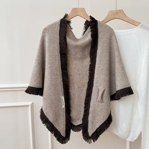 Châle Triangulaire à Glands en Tricot Rétro pour Femmes Automne Hiver Chaud Poncho Cape Couleur Contrastée Écharpe à Franges Tricot Élégant