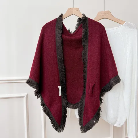 Châle Triangulaire à Glands en Tricot Rétro pour Femmes Automne Hiver Chaud Poncho Cape Couleur Contrastée Écharpe à Franges Tricot Élégant
