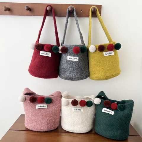 Sac Seau en Feutre Design Vintage Style Coréen pour Femmes Sac Bandoulière Jacquard en Polyester Tendance Avec Boules de Poils Colorées