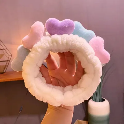 Lindo Diadema De Peluche Para Mujeres Maquillaje Lavado De Cara Suave Forro Polar Coral Banda Para El Cabello Con Diseño De Corazón De Amor Colorido