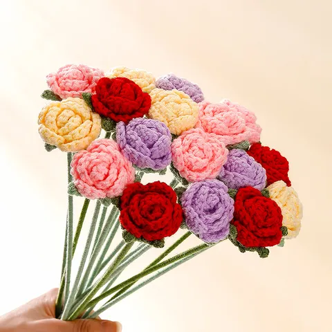 Bouquet di Fiori di Rosa in Filato Uncinetto Fatto a Mano Composizione Floreale Artificiale per San Valentino Compleanno Arredamento