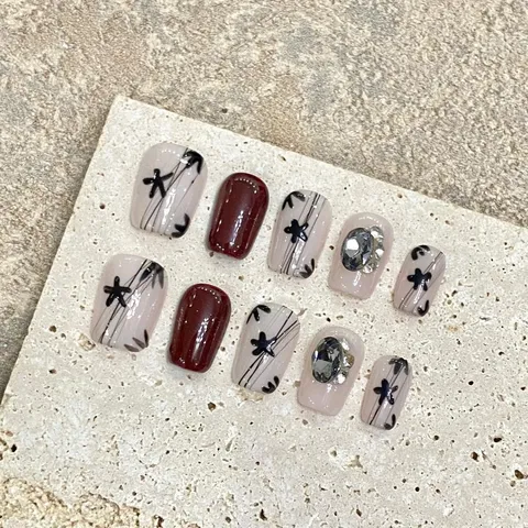 Handgemaakte Press-On Nagels Korte Taps Toelopende Nepnagels Ijs Helder Nude Strass Handgeschilderd Esdoornblad