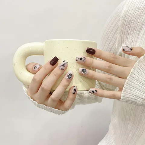 Handgemaakte Press-On Nagels Korte Taps Toelopende Nepnagels Ijs Helder Nude Strass Handgeschilderd Esdoornblad