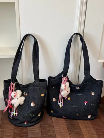 Damen Süße Gestreifte Segeltuch Tragetasche Große Kapazität Bestickt Umhängetasche Lässige Denim Stoff Eimertasche Mit Kaninchen Anhänger