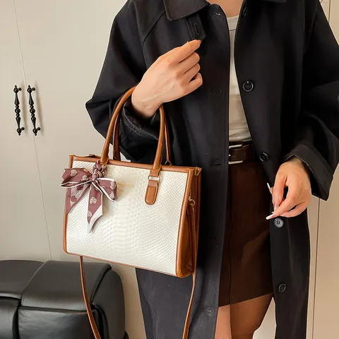 Damen Mode PU Leder Tote Bag Casual Pendler Farbblock Schulter Umhängetasche Handtasche Mit Schal Dekoration