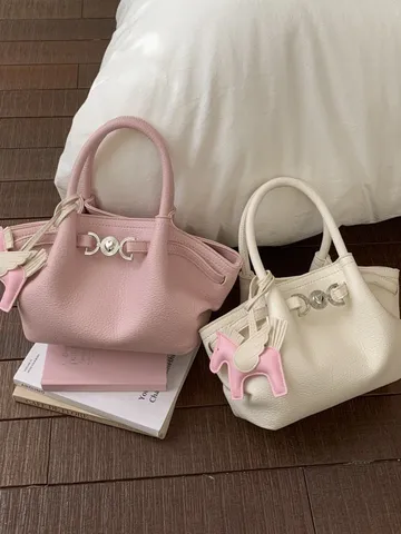Einfarbig PU Leder Eimerbeutel Minimalistischer Schulter Handtasche Mit Metall Schloss Und Pferd Anhänger Mode Damen Henkeltasche