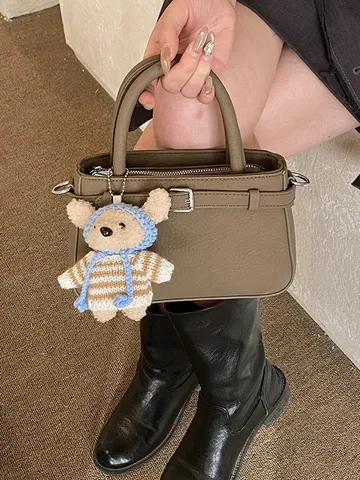 Damen PU Leder Umhängetasche mit Bärenanhänger Kleine Quadratische Handtasche