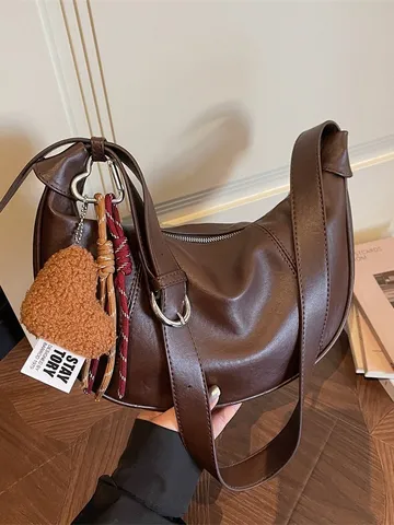 Damen Vintage PU Leder Umhängetasche Casual Crescent Hobo Schultertasche Stilvolle Einfarbige Handtasche mit Anhänger