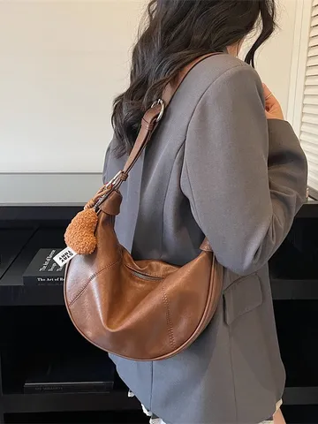 Damen Vintage PU Leder Umhängetasche Casual Crescent Hobo Schultertasche Stilvolle Einfarbige Handtasche mit Anhänger