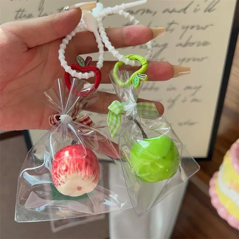 Charitomeno Kleidhothiki Kremasto Milo Ritsinis Dopamine Fruit Bag Charm Doro Diakopon
