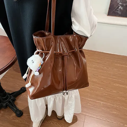 Damen Mode PU Leder Tote Bag Große Kapazität Lässige Umhängetasche Kordelzug Beuteltasche Mit Plüsch Anhänger