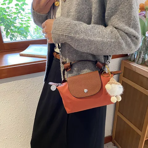 Damen Nylon Umhängetasche Teigtasche Leichte Lässige Kleine Schulter Handy Tasche Mit Süßem Anhänger Modische Handtasche Geldbörse