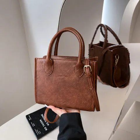 Damen Mode Umhängetasche PU Leder Henkel Beuteltasche Mit Süßem Puppen Anhänger Casual Tote Schultertasche
