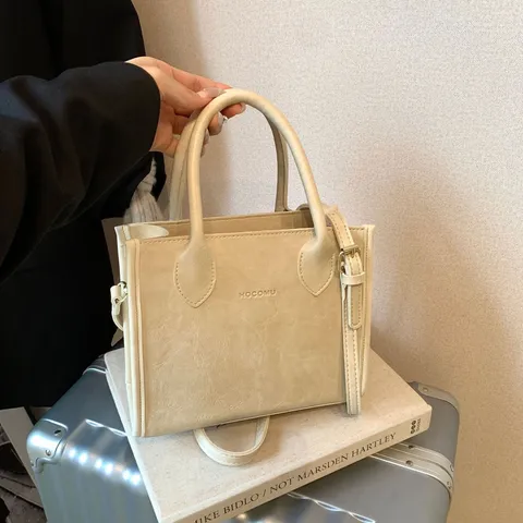 Damen Mode Umhängetasche PU Leder Henkel Beuteltasche Mit Süßem Puppen Anhänger Casual Tote Schultertasche