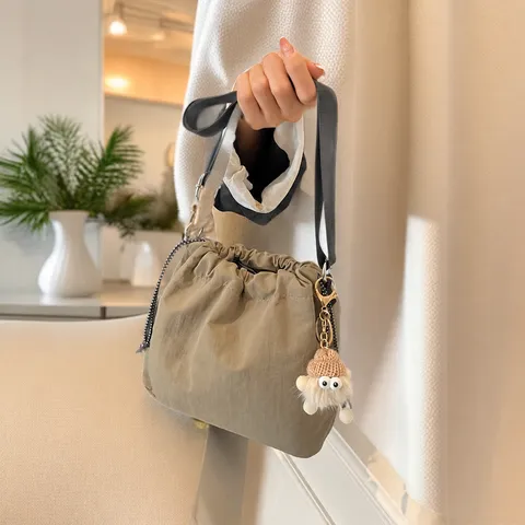 Casual Nylon Beuteltasche Für Damen Leichte Schulter Umhängetasche Mit Kordelzug Süßer Plüsch Anhänger Tägliche Handtasche
