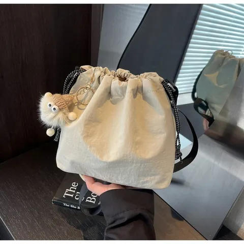 Casual Nylon Beuteltasche Für Damen Leichte Schulter Umhängetasche Mit Kordelzug Süßer Plüsch Anhänger Tägliche Handtasche