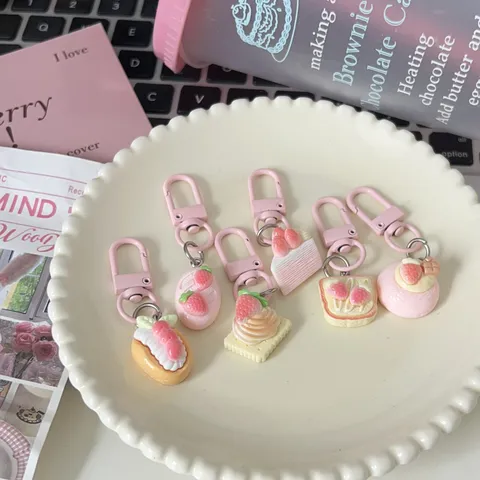 Mignon Dessin Animé Simulation Fraise Dessert Pain Gâteau Résine Porte-clés Sac Pendentif Mignon Nourriture Jouet Porte-clé Charme Accessoire