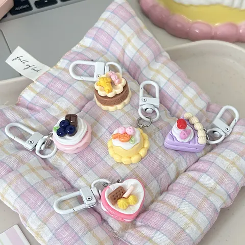 Cute Resin Cake Keychain Cartoon Simulation Dessert Key Ring Women Bag Pendant Couple Bestie Gift Accessories