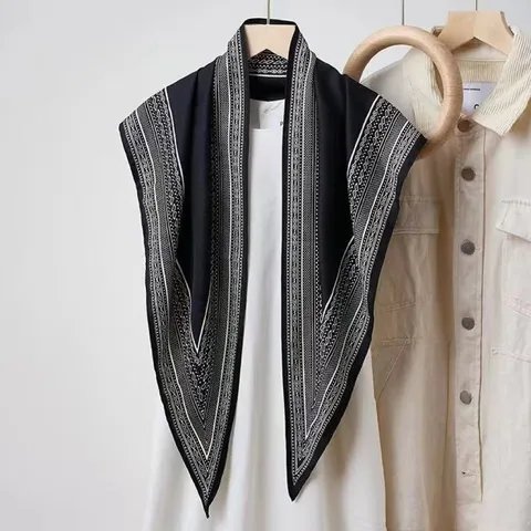 Mode Satijn Driehoekige Sjaal Vrouwen Geometrische Print Hoofddoek Lichte Nek Sjaal Kantoor Sjaal Dagelijks