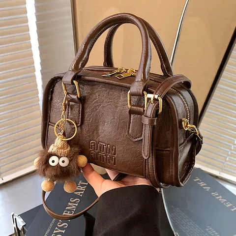 Damen Retro PU Leder Boston Handtasche Casual Kleine Quadratische Umhängetasche Mit Tragegriff Und Plüschanhänger