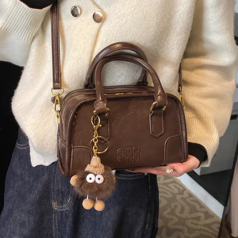 Damen Retro PU Leder Boston Handtasche Casual Kleine Quadratische Umhängetasche Mit Tragegriff Und Plüschanhänger