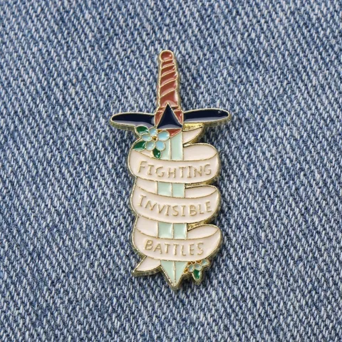 Vintage Niche Legering Emaille Zwaard Lint Broche Speld Fighting Invisible Battles Badge Voor Tassen Kleding Mode Sieraden