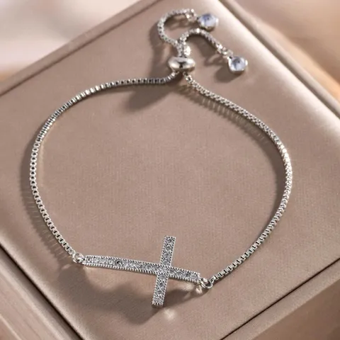 Mode Koperen Micro Pave Zirconia Hol Kruis Verstelbare Armband Voor Vrouwen Luxe Glinsterende Kruis Sieraden Goud Zilver Verguld Elegant Dagelijks Accessoire