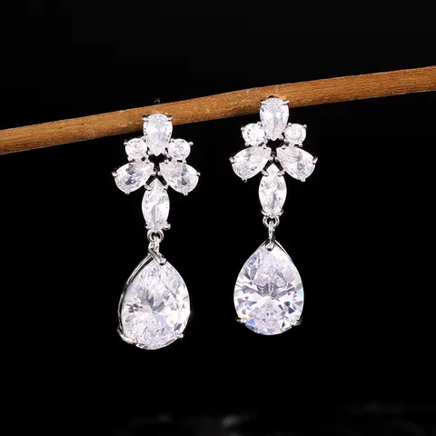 Elegante Koperen Waterdruppel Oorbellen Super Glimmende Strass Druppel Oorbellen Luxe Ontwerp Bruidsfeest Sieraden Voor Vrouwen