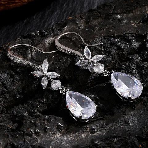 Lange Waterdruppel Klavertje Vier Zirconia Hanger Oorbellen Voor Vrouwen Elegant Verguld Koper Strass Bruiloft Feest Sieraden