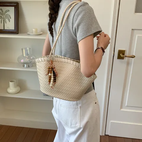 Mujer Moda PU Cuero Tejido Bolso de Axila Minimalista Color Sólido Casual Hombro Tote Bolso Con Colgantes