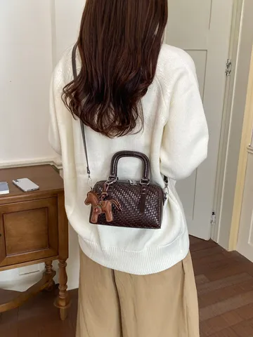 Vrouwen Geweven PU Leer Cilindrische Kussentas Retro Koreaanse Stijl Handtas Schoudertas Met Paardenhanger