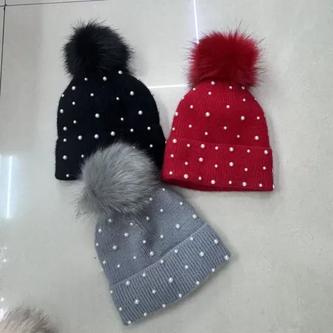 Mujeres Invierno Espesado Cálido Gorro de Punto Acrílico Piel Sintética Pompón Adornado con Cuentas Casual Color Sólido