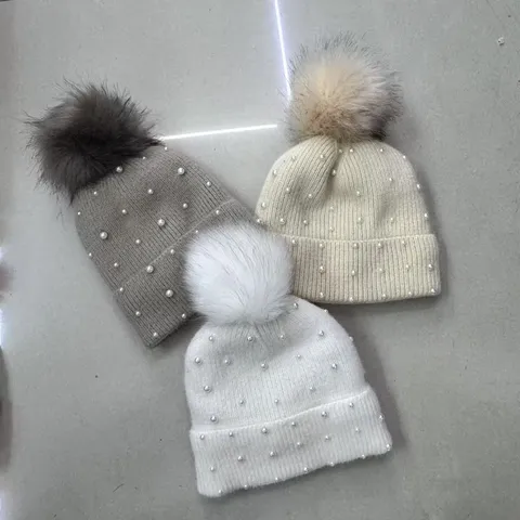 Mujeres Invierno Espesado Cálido Gorro de Punto Acrílico Piel Sintética Pompón Adornado con Cuentas Casual Color Sólido