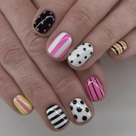 Faux Ongles à Presser Carré Court pour Femmes Style Doux et Cool Bloc de Couleur Rayé à Pois Ongles en ABS Avec Colle et Lime