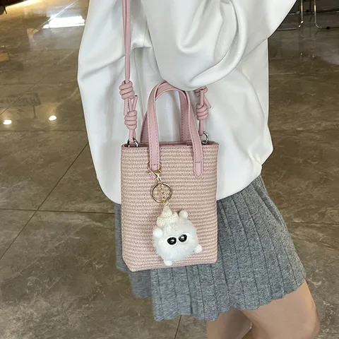 Estilo Coreano Moda PU Tejido Mini Bolso Cubo Simple Hombro Cruzado Bolso de Mano con Lindo Colgante de Peluche