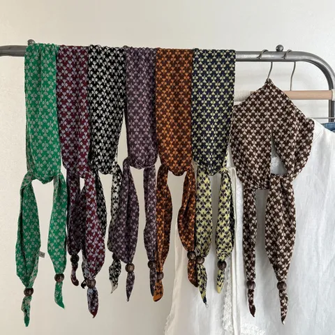 Retro Bloemen Jacquard Driehoekige Sjaal Met Houten Kralen Gesp Voor Vrouwen Artistieke Contrast Kleur Halswarmer Decoratieve Bandana