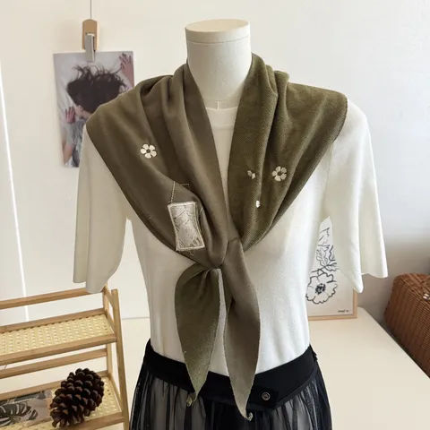 Foulard Triangle en Tricot pour Femmes Mélange de Coton Châle Brodé Floral Style Boho Bandana Accessoire de Mode Décoratif Quotidien