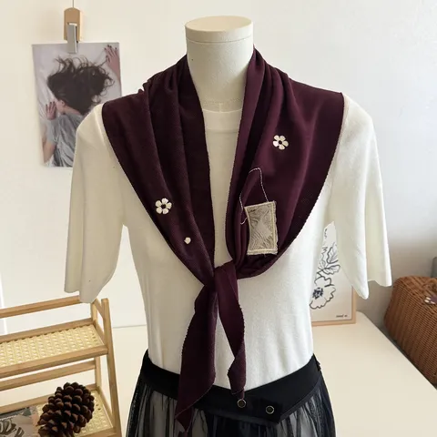 Foulard Triangle en Tricot pour Femmes Mélange de Coton Châle Brodé Floral Style Boho Bandana Accessoire de Mode Décoratif Quotidien