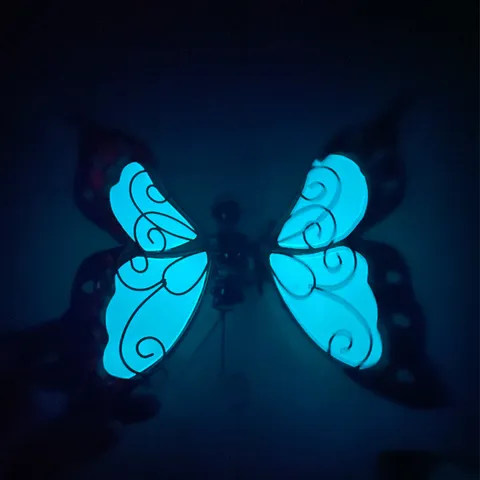 Carillon Éolien Papillon Lumineux Acrylique Métal Fluorescent Ornement Suspendu Brille dans le Noir Décoration Maison Jardin