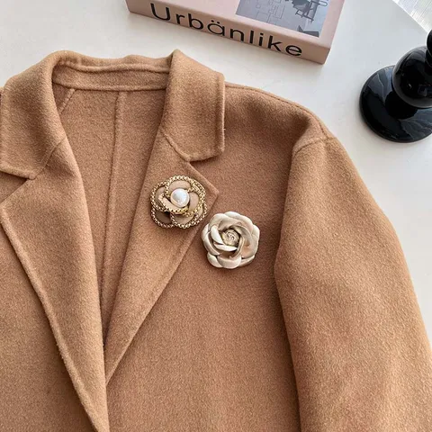 Vintage Kamelie Blumen Brosche mit Klobiger Kette Perle Stoff Anzug Mantel Zubehör Modeschmuck für Damen