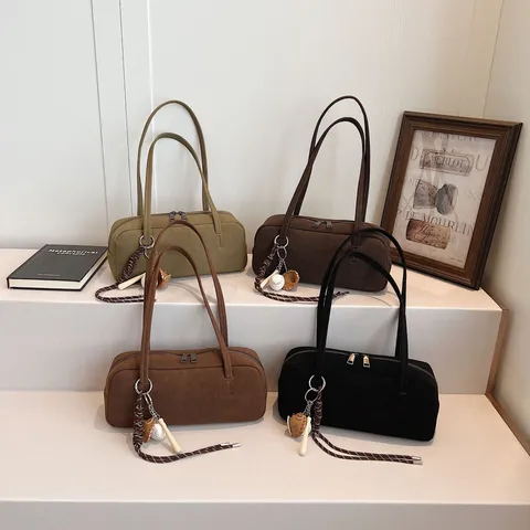 Damen Minimalistisch Wildleder Leder Baguette Tasche Einffarbig Ziernaht Umhängetasche Mit Baseball Anhänger Tägliches Pendeln