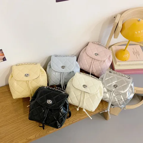 Damen Mode Gesteppt PU Leder Rucksack Lässige Reise Schultasche Mit Kette Und Süßem Anhänger