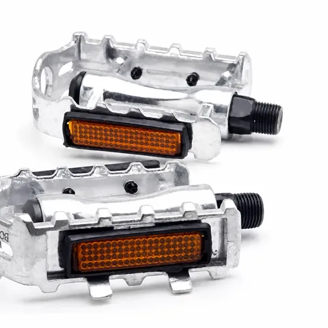 Aluminum Alloy Mountain Bike Pedals Non-Slip Road Bicycle Pedals Cycling Foot Pegs with Reflective Strips Bike Parts