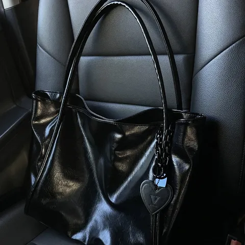 Women Large Capacity PU Leather Tote Bag Street Fashion Casual Shoulder Handbag With Heart Charm And Chain Decor