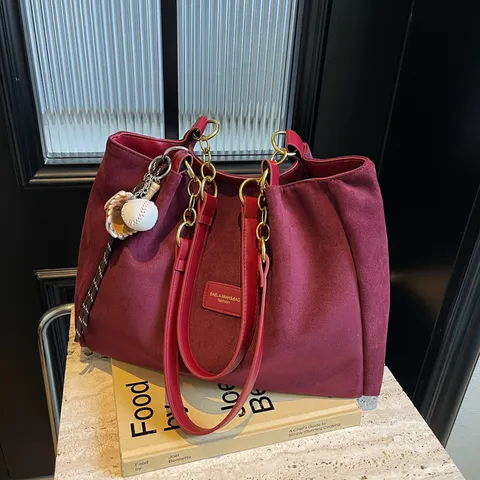 Bolso Tote de Gran Capacidad para Mujer de Cuero PU Mate Bolso de Hombro Casual con Cadena Metálica y Colgante