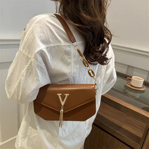 Mujeres Moda PU Cuero Bolso de Hombro Bolso Bandolera Casual Pequeño Bolso Cuadrado Con Borla Y Dije de Logo V de Metal