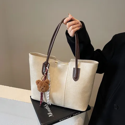 Vintage Gran Capacidad Bolso Tote De Cuero PU Para Mujer Bolso De Hombro Casual Para Commuter Con Costuras Y Lindo Colgante De Oso