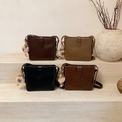 Bolso Cubo de Cuero PU para Mujer con Color Sólido y Colgante Elegante Bolso Bandolera Chic para Uso Diario