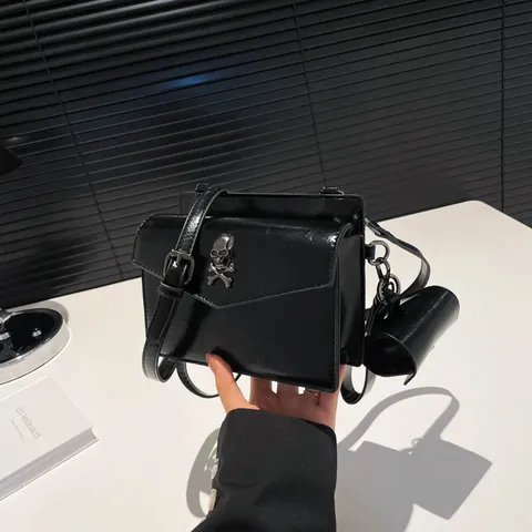 Mujeres Moda PU Cuero Bolso Bandolera Casual Chic Pequeño Bolso Cuadrado Con Correa De Cadena Y Decoración De Cráneo De Metal